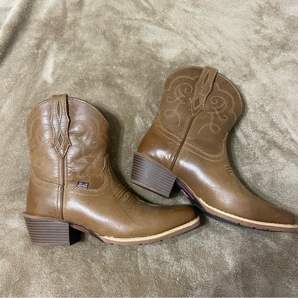 Justin women’s cowgirl ankle brown boots size 8